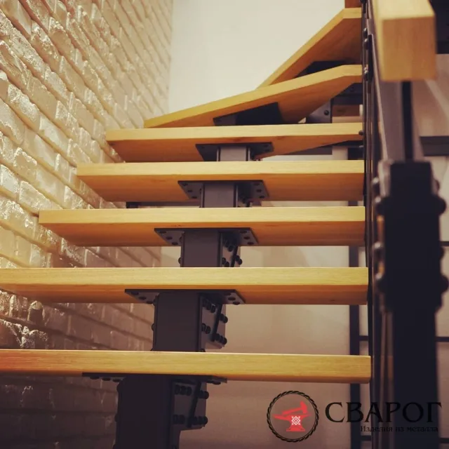 Интерьерная лестница "Wooden" на монокосоуре
