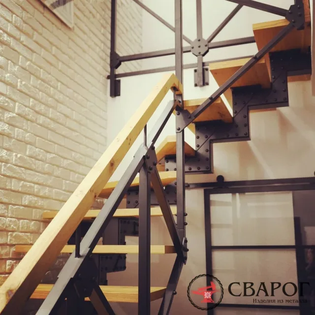 Интерьерная лестница "Wooden" на монокосоуре