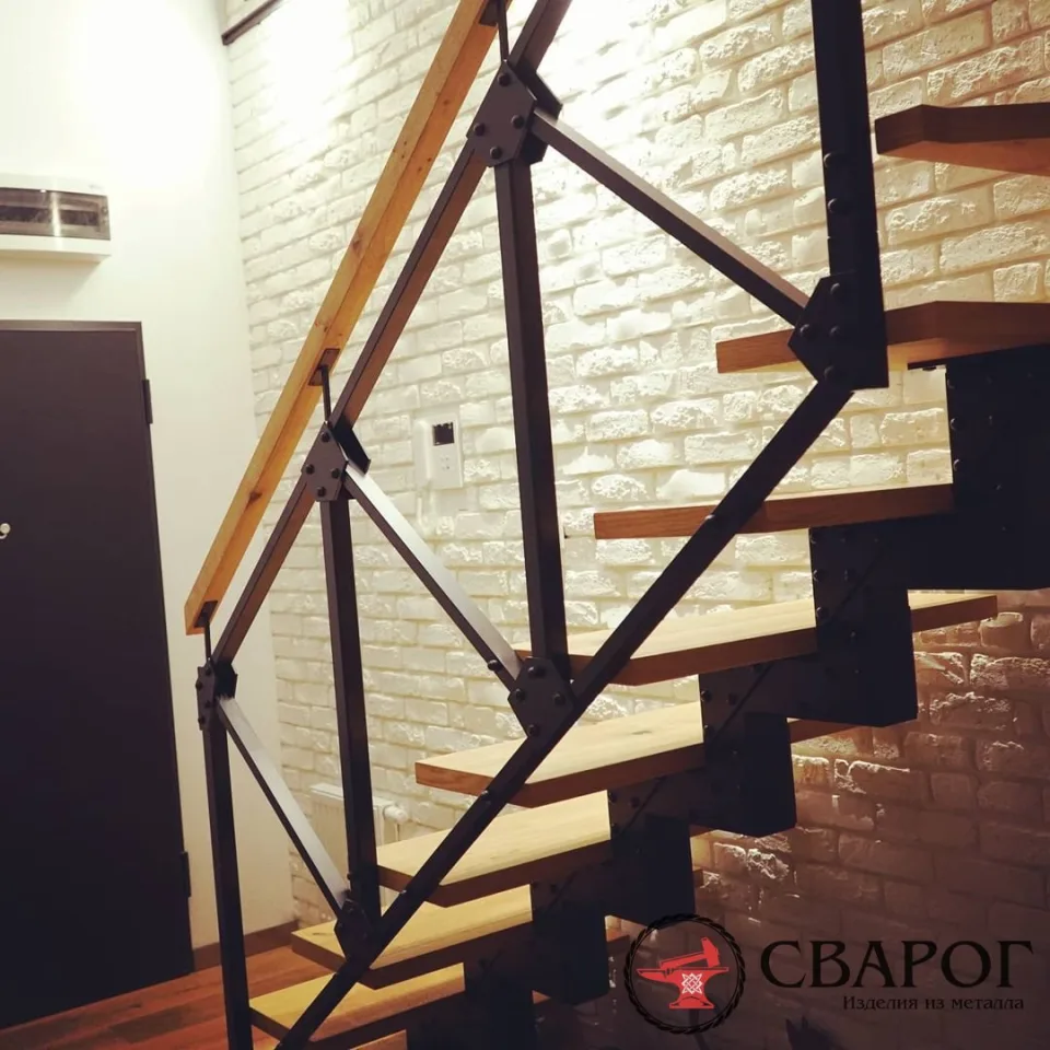 Интерьерная лестница Wooden на монокосоуре