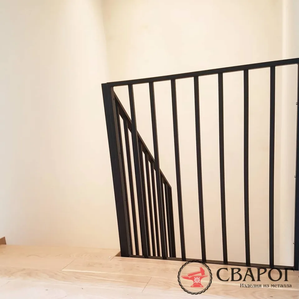 Лестница Феррара с реечным перилами