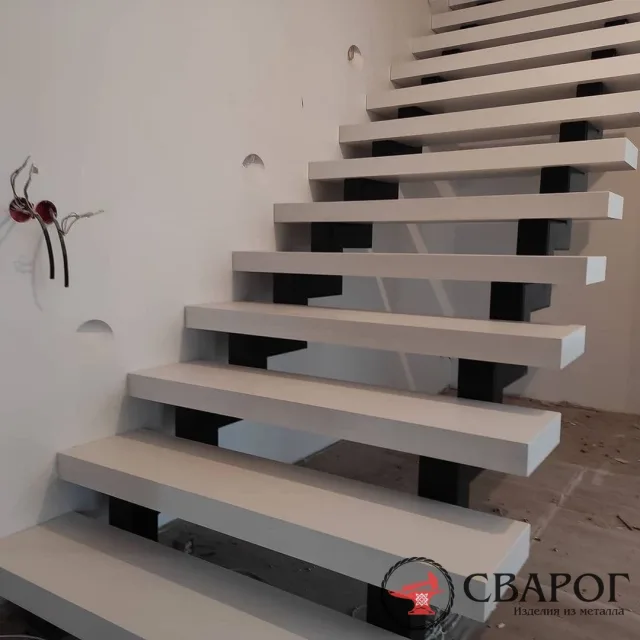 Стильная лестница "Ибица" на косоурах