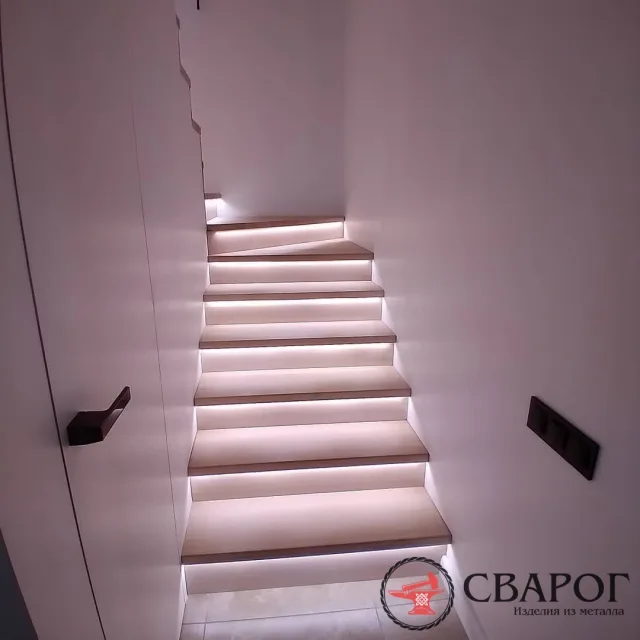 Деревянная лестница "Сербия" с подсветкой