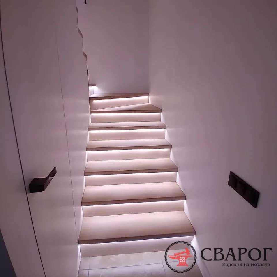 Деревянная лестница Сербия с подсветкой