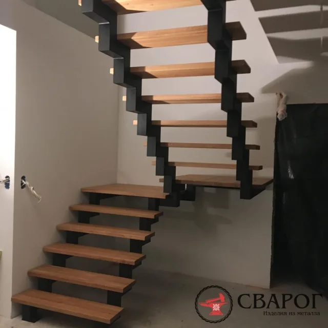 Лестница "Кишинёв" на косоурах с площадкой