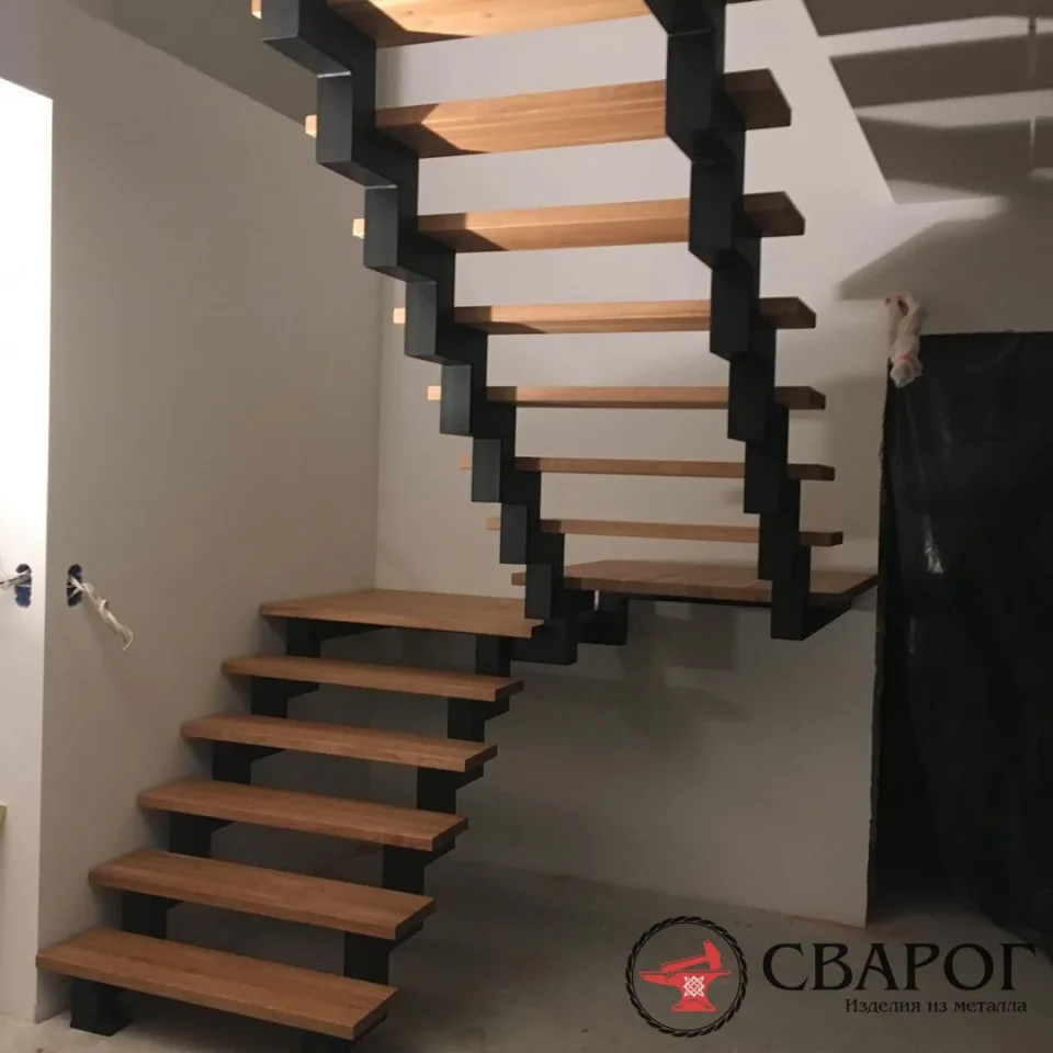 Лестница Кишинёв на косоурах с площадкой
