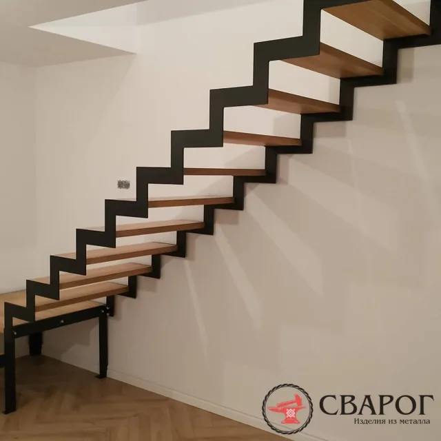 Лестница Опатия с ступенями из ясеня