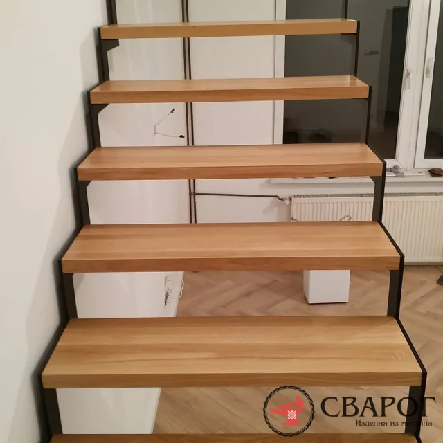 Лестница Опатия с ступенями из ясеня