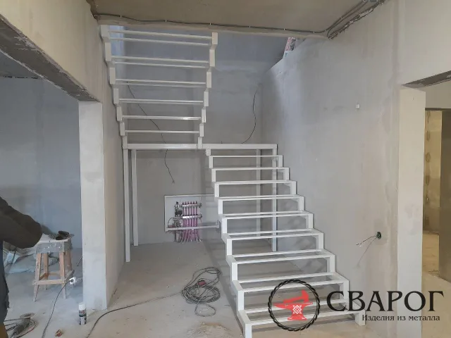 Каркас лестницы П-образный с площадкой