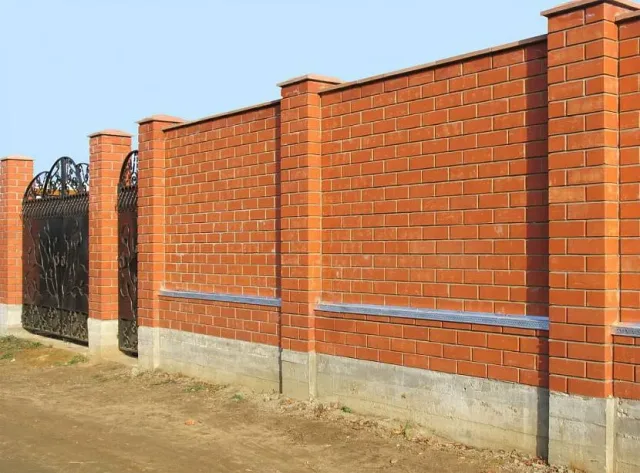 Забор из красного кирпича