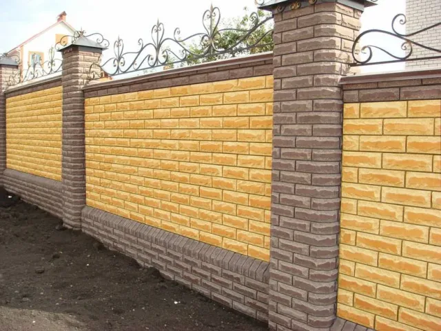 Забор из облицовочного кирпича