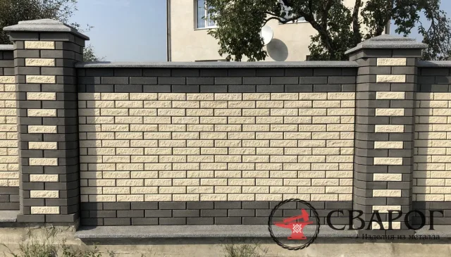 Забор двухцветный кирпичный