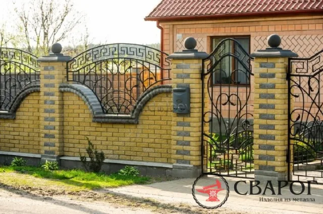 Кирпичный забор с орнаментом и ковкой
