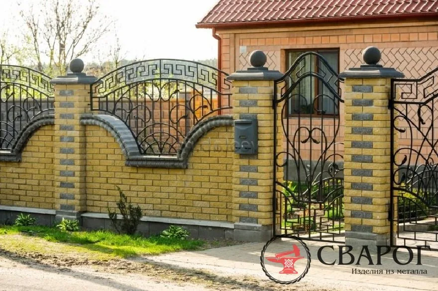 Кирпичный забор с орнаментом и ковкой