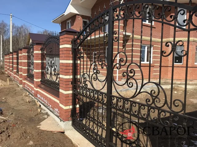 Забор двухцветный кирпичный  с ковкой