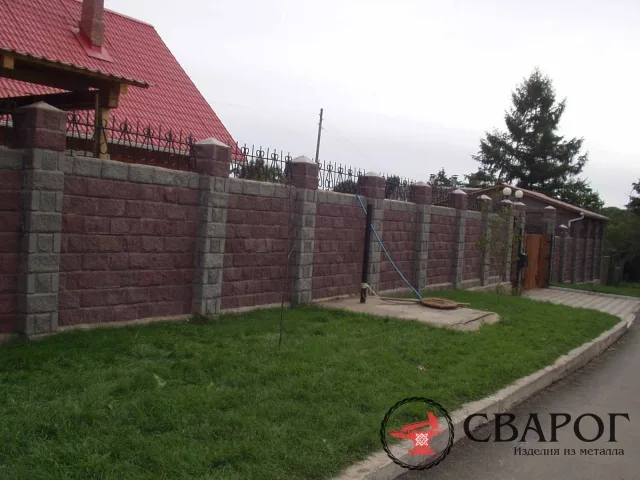 Двухцветный забор из колотого камня