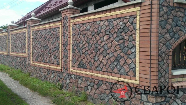 Комбинированный забор из камня и кирпича