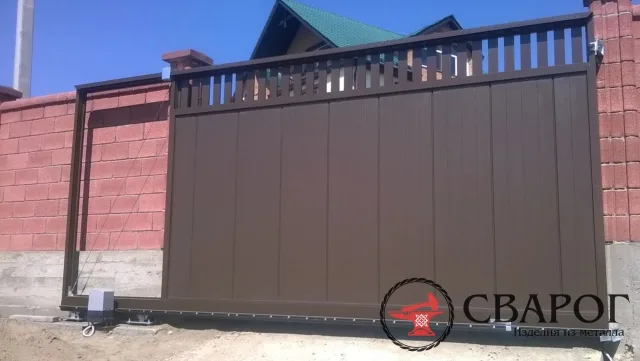 Откатные ворота алюминиевые с кирпичными столбами