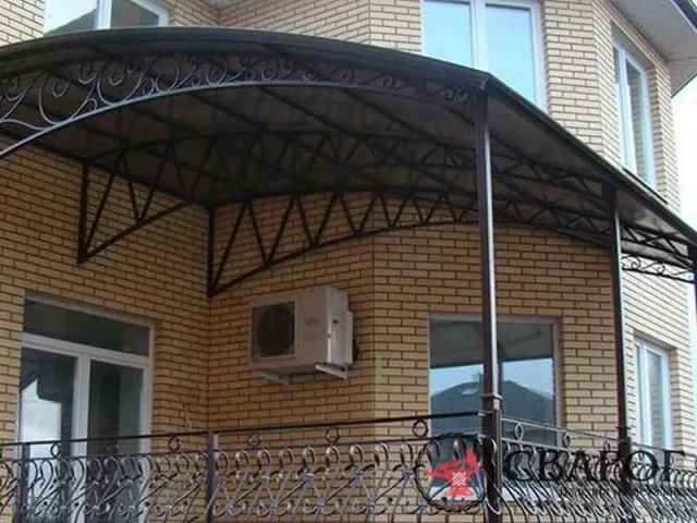 Навес для углового крыльца с коваными элементами НБ-4