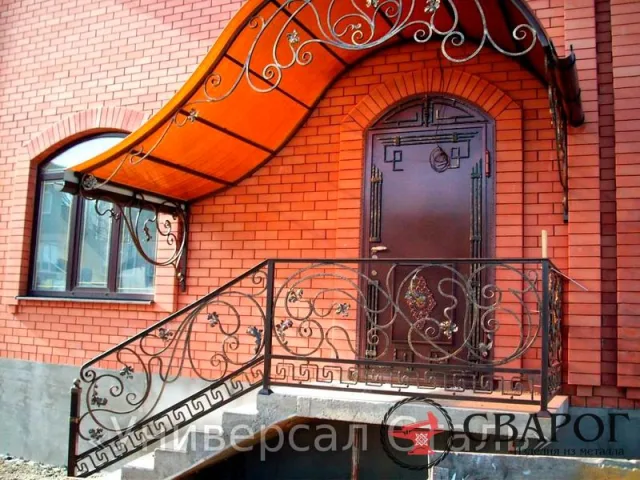 Небольшая входная группа с навесом и коваными перилами "НВ-2"