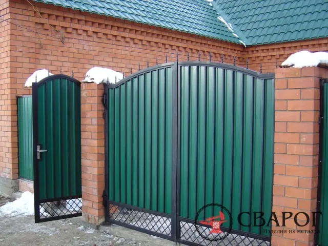 Распашные ворота одностворчатые с калиткой