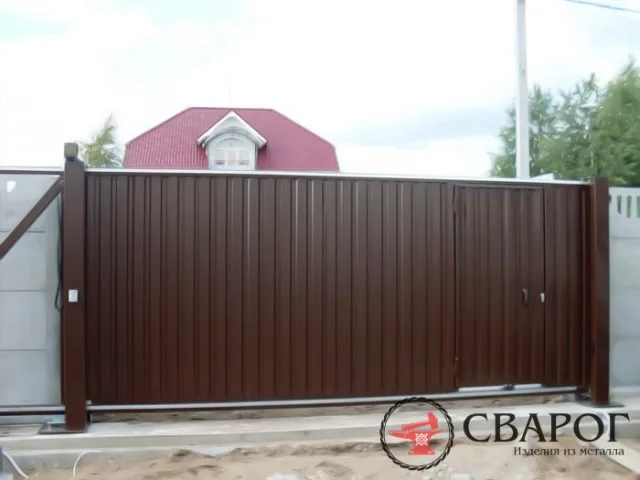 Откатные ворота «Вепрь» с простым узором из профлиста