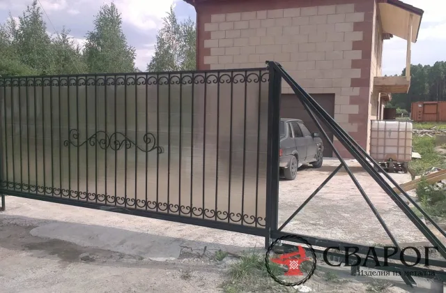 Откатные ворота из поликарбоната на винтовых сваях