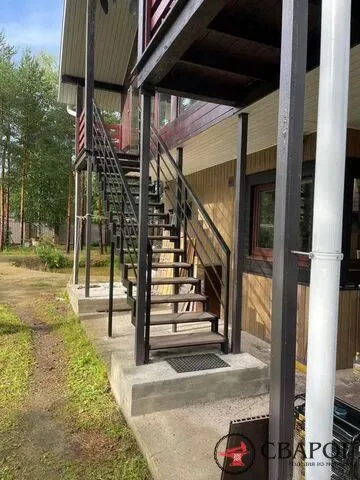 Уличная прямая лестница на двух косоурах