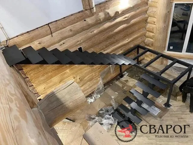 Каркас лестницы на монокосоуре с площадкой