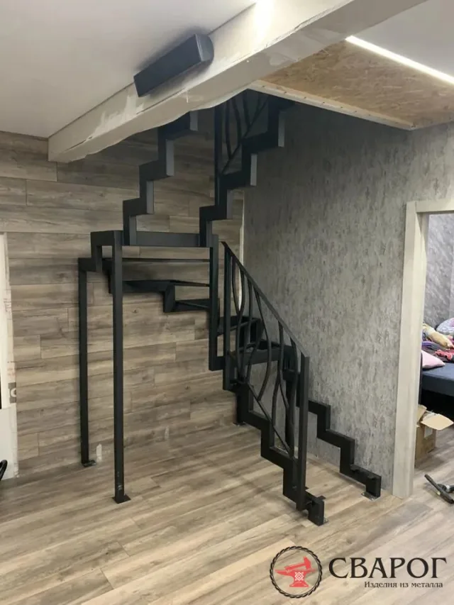 Каркас лестницы с забежными ступенями на косоуре