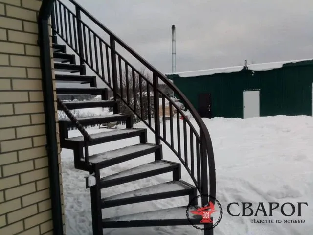 Уличная металлическая лестница на второй этаж