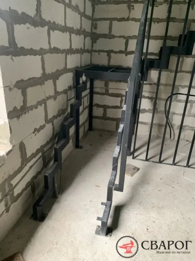 Каркас металлический для угловой лестницы