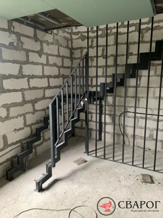 Каркас металлический для угловой лестницы