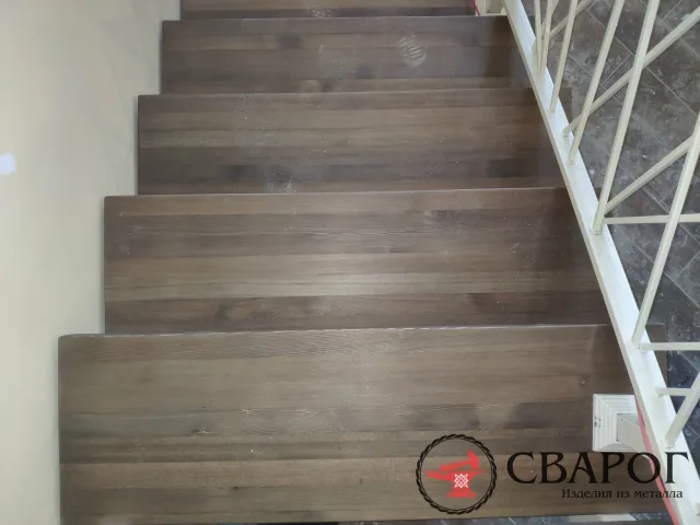 Лестница на двух косоурах с перилами лофт "Лимерик"