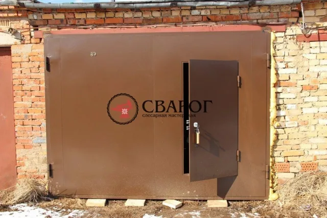 Гаражные распашные ворота с калиткой