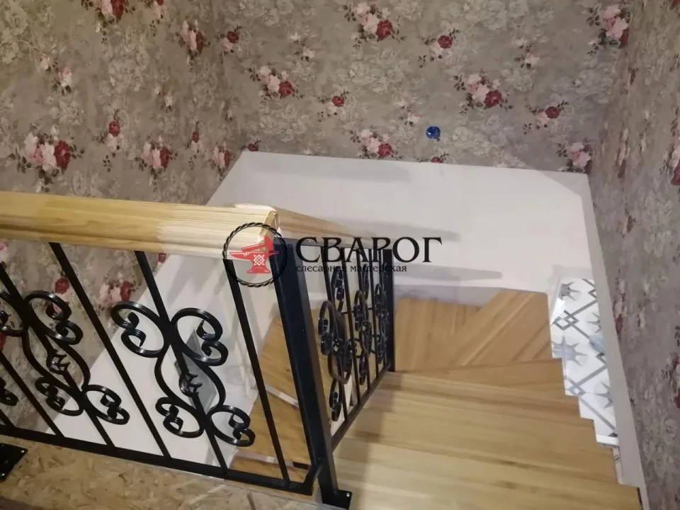 Лестница на центральном косоуре с кованными перилами "Юлий"
